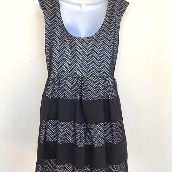 Tiana B. Scoop neck pleated dress black size 8 - Picture 7 of 10